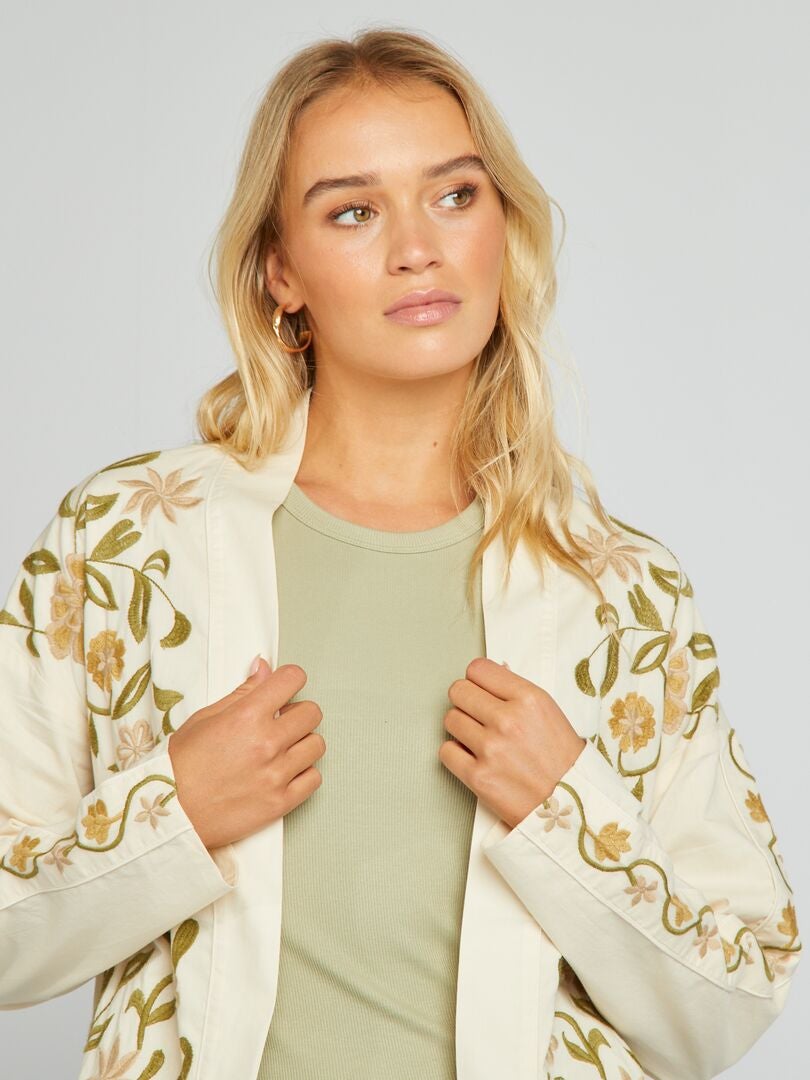 Chaqueta Kimono Corta Bordada Beige Kiabi