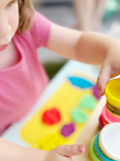 6 botes de plastilina + delantal impermeable y accesorios 'roba x Play-Doh' - Kiabi