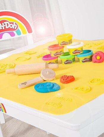 6 botes de plastilina + mesa y silla + alfombra y accesorios 'roba x Play-Doh'