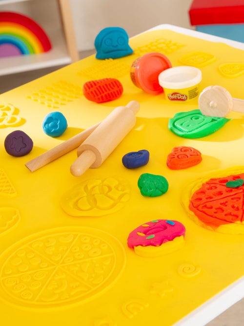 6 botes de plastilina + mesa y silla infantil + alfombra y accesorios 'roba x Play-Doh' - Kiabi