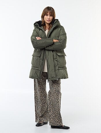 Anorak de maternidad con detalle para portear al bebé