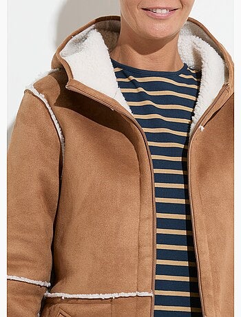 Abrigo cálido con capucha y cremallera con efecto piel de oveja