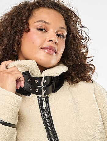 Abrigo largo efecto borreguito con aplicaciones en símil piel