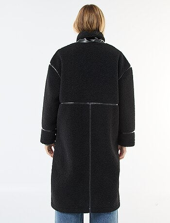 Abrigo largo efecto borreguito con aplicaciones en símil piel