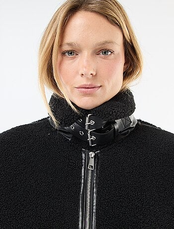 Abrigo largo efecto borreguito con aplicaciones en símil piel