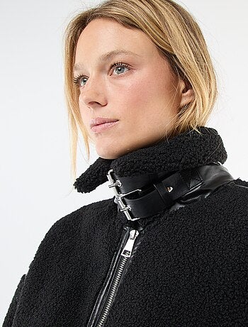 Abrigo largo efecto borreguito con aplicaciones en símil piel