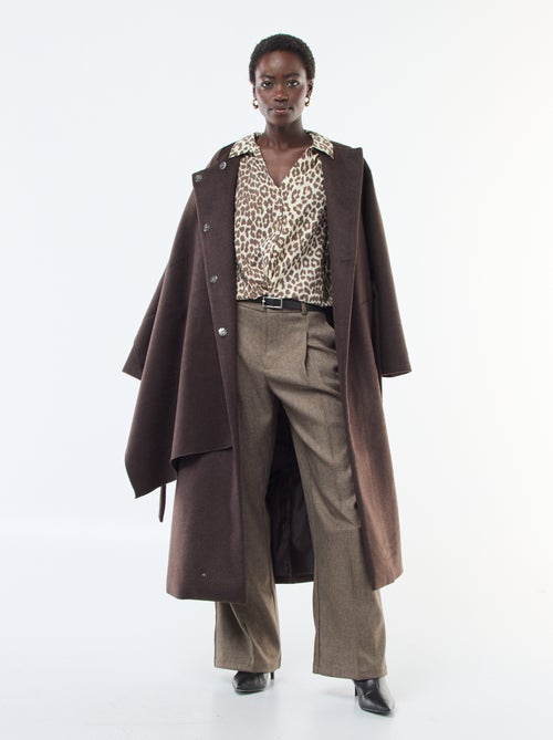 Abrigo largo estilo lanoso con cuello redondo y bufanda cosida - Kiabi