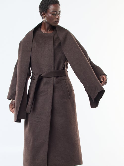 Abrigo largo estilo lanoso con cuello redondo y bufanda cosida - Kiabi