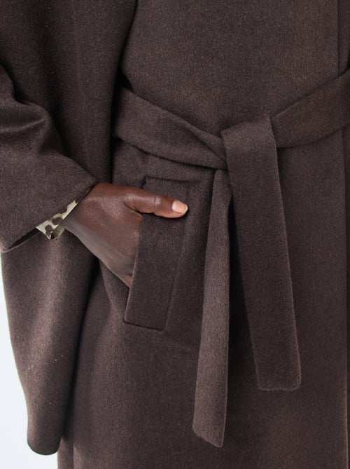 Abrigo largo estilo lanoso con cuello redondo y bufanda cosida - Kiabi