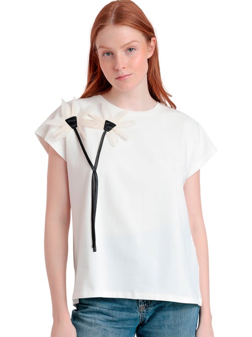 ADMAS Camiseta Manga Corta Flor Aplicada para Mujer - Kiabi ADMAS Camiseta Manga Corta Flor Aplicada para Mujer - Kiabi