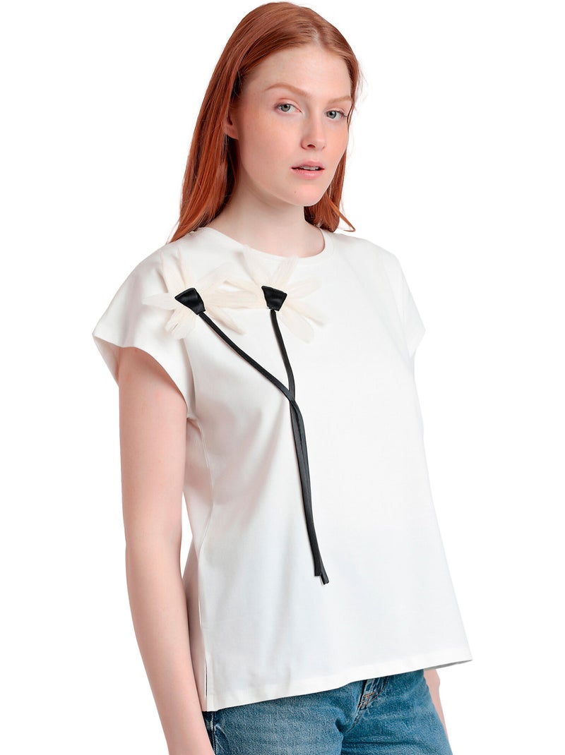 ADMAS Camiseta Manga Corta Flor Aplicada para Mujer Crudo - Kiabi