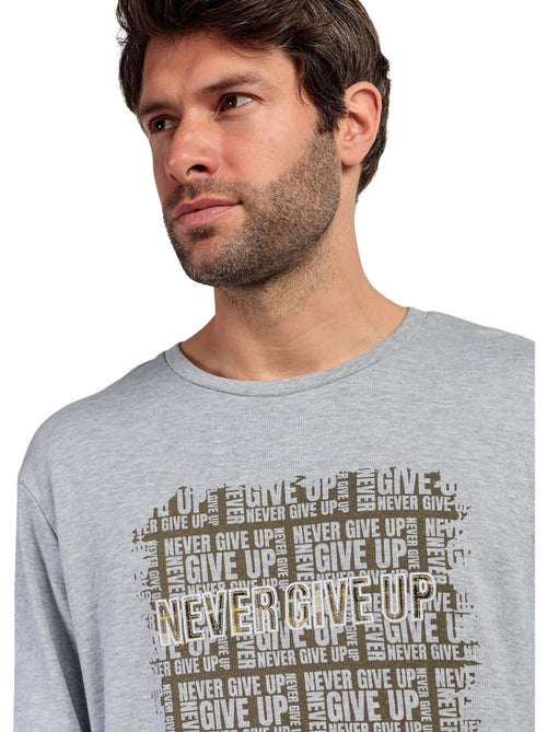 ADMAS Pijama Manga Larga Never Give Up para Hombre - Kiabi ADMAS Pijama Manga Larga Never Give Up para Hombre - Kiabi