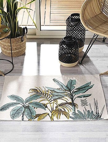 Alfombra estampada con motivos de follaje exótico y pompones