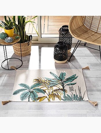 Alfombra estampada con motivos de follaje exótico y pompones