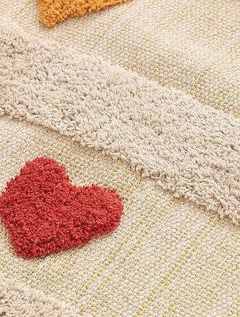Alfombra infantil con corazones en relieve