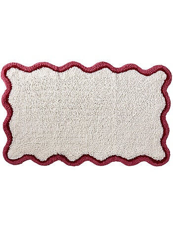 Alfombrilla de baño de algodón con textura y bordes festoneados.