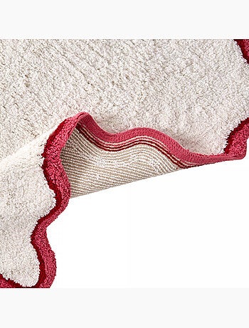 Alfombrilla de baño de algodón con textura y bordes festoneados.