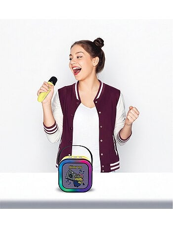 Altavoz de karaoke puertoátil minions con un micrófono inalámbrico