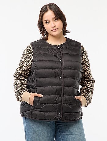 Anorak sin mangas con automáticos