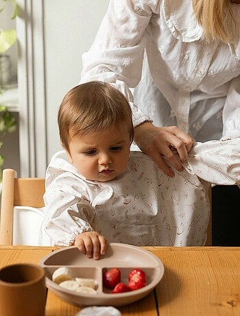 Babero delantal con mangas largas para bebé