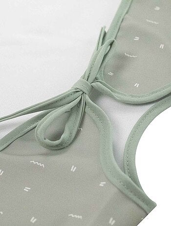 Babero delantal con recogemigas para bebé