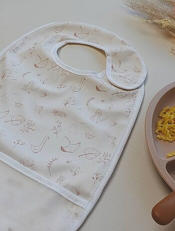 babero para bebé con bolsillo