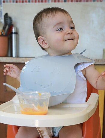 Babero semirrígido impermeable con depósito recogedor Thermobaby