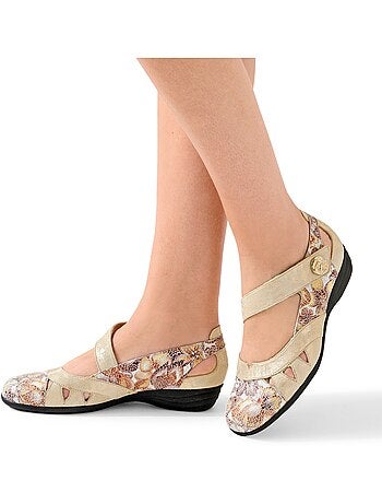 Bailarinas anchas de piel con tiras de velcro.