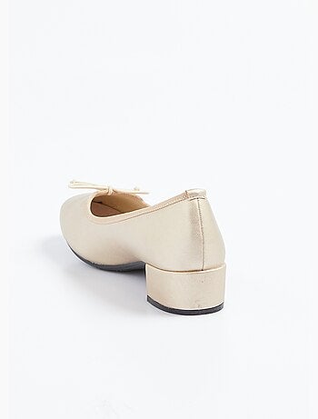 Bailarinas con tacón pequeño, ancho cómodo, lazo elegante.