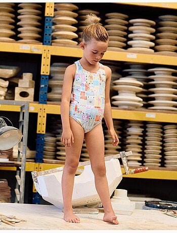 Bañador con estampado colorido y tirantes cruzados