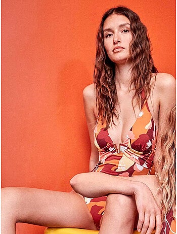 Bañador halter con foam fijo y detalle metálico en v en escote