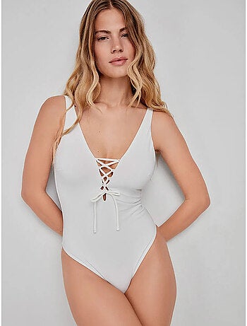 Bañador sin aro, con foam extraíble y diseño de tiras en escote