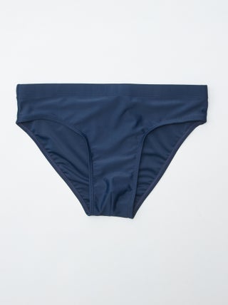Bañador tipo slip liso con cintura elástica