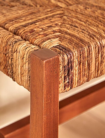 Banco trenzado de fibra natural con estructura de madera