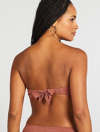 Bandeau de bikini con pedrería entre las copas