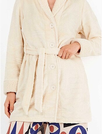 Bata con botones y ajustable en cintura con relieve en peluche
