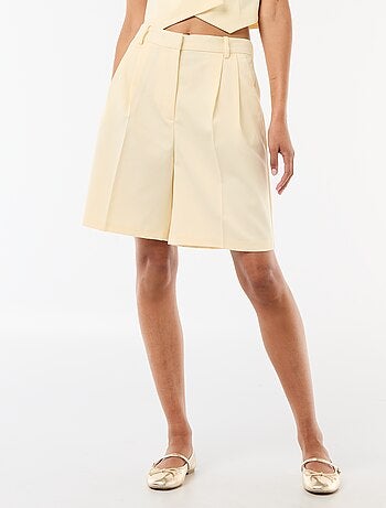 Bermuda con pinzas de tiro alto