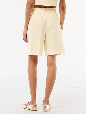 Bermuda con pinzas de tiro alto