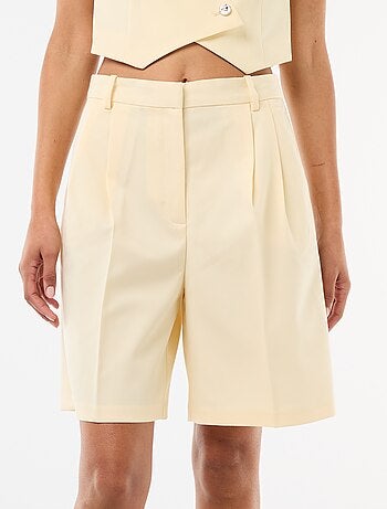 Bermuda con pinzas de tiro alto