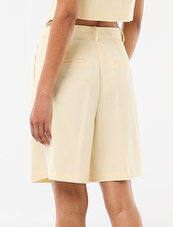 Bermuda con pinzas de tiro alto