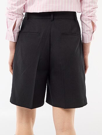 Bermuda con pinzas de tiro alto