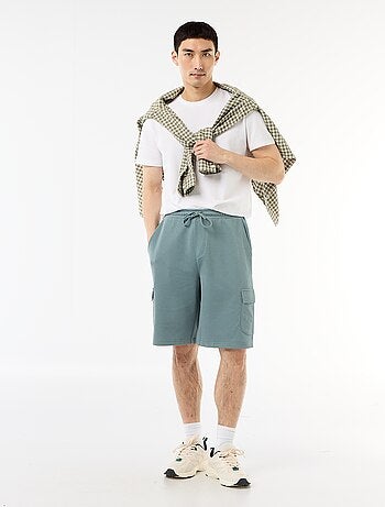 Bermuda de felpa ligera con bolsillos con solapa