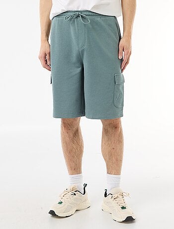 Bermuda de felpa ligera con bolsillos con solapa