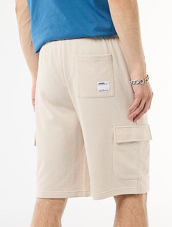 Bermuda de felpa ligera con bolsillos con solapa