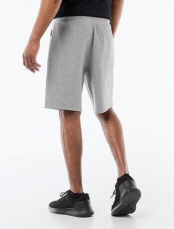 Bermuda de punto piqué estilo deportivo