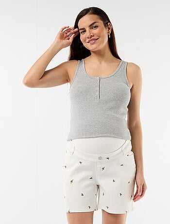 Bermuda vaquero de tiro alto de maternidad con bordados