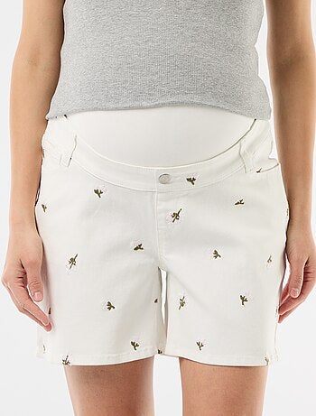 Bermuda vaquero de tiro alto de maternidad con bordados