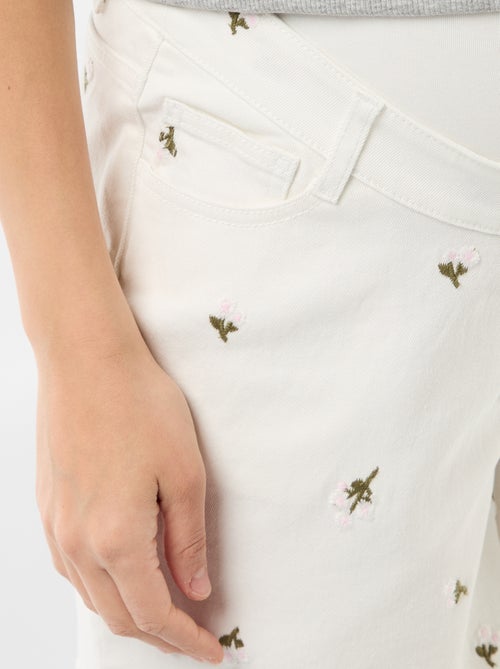 Bermuda vaquero de tiro alto de maternidad con bordados - Kiabi
