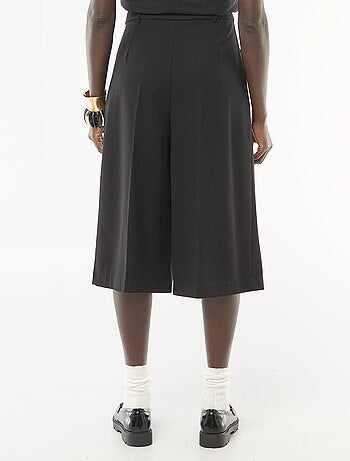 Bermudas con pinzas de tiro alto