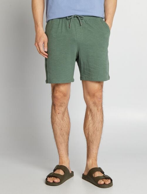 Pantalones cortos verdes hombre sale